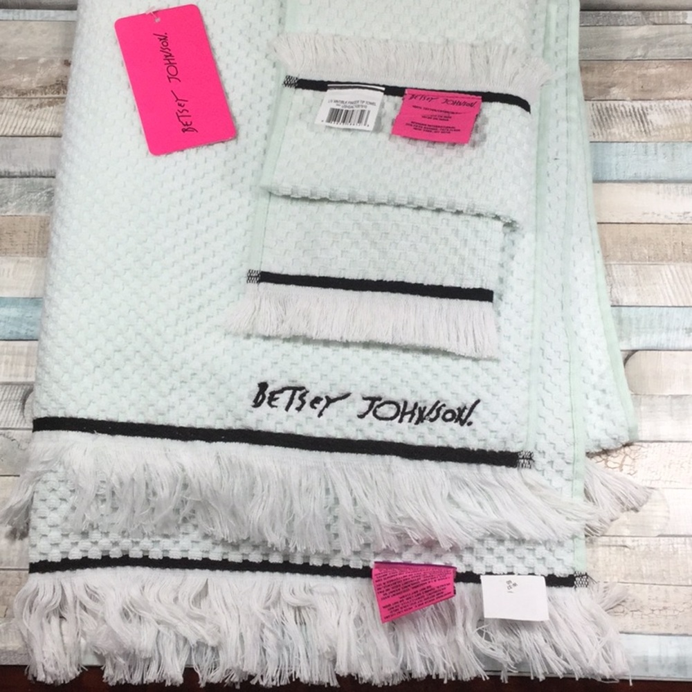 Betsey Johnson LIV Mint Black Towel Set NEW!